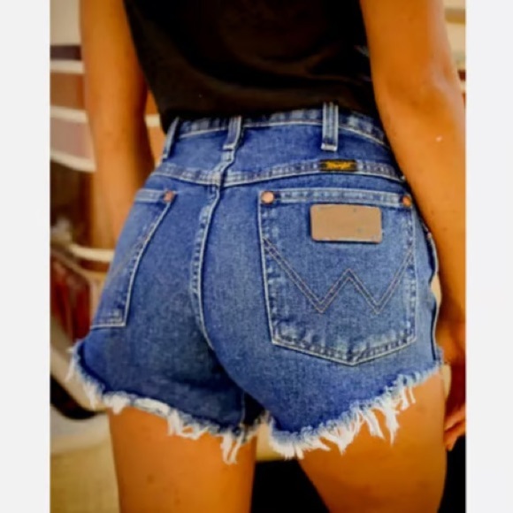 VINTAGE WRANGLER Cowboy Cut Off Shorts Boho Festival Western Size 32 - Picture 1 of 15